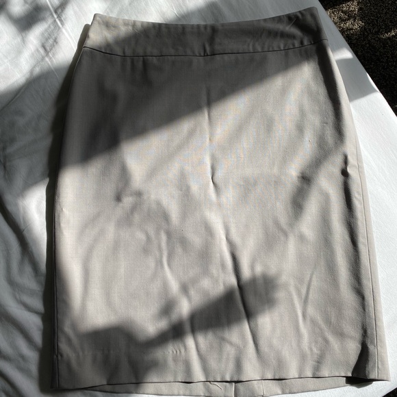 Banana republic pencil skirt - light taupe color - Picture 1 of 3